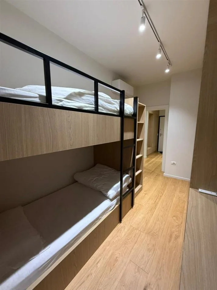 Tirane, jepet me qera apartament 2+1+Ballkon Kati 3, 94 m² 1.200 € (rruga e kosovareve)