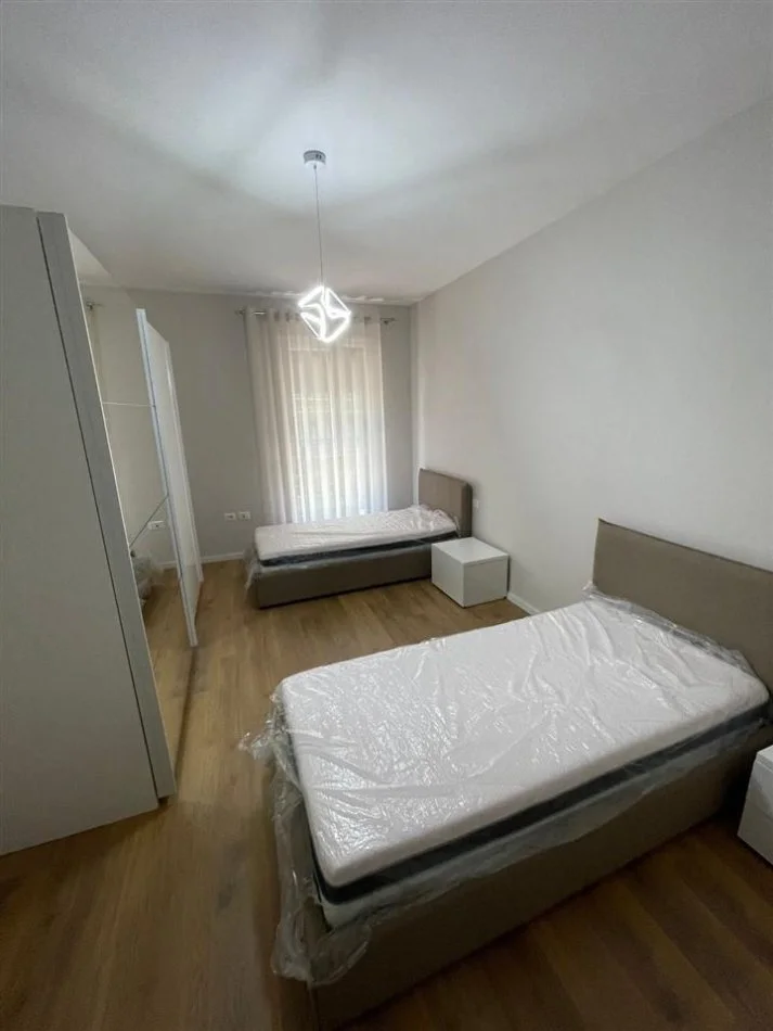 Tirane, jepet me qera apartament 2+1+Ballkon Kati 5, 95 m² 650 € (Trio Towers)