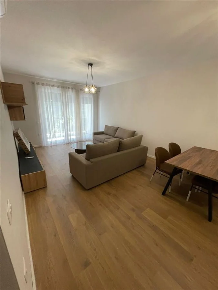 Tirane, jepet me qera apartament 2+1+Ballkon Kati 5, 95 m² 650 € (Trio Towers)