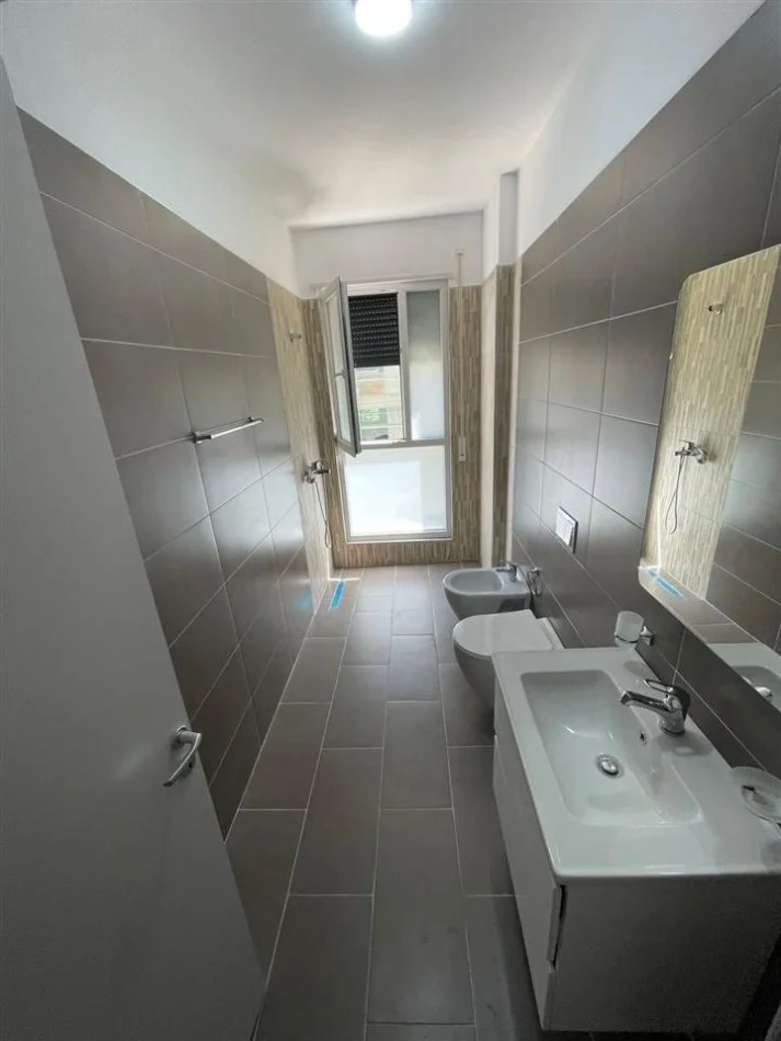 Tirane, jepet me qera apartament 2+1+Ballkon Kati 5, 95 m² 650 € (Trio Towers)