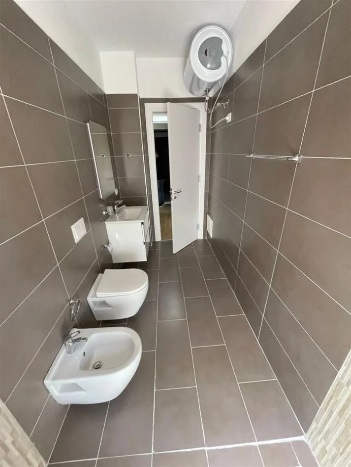 Tirane, jepet me qera apartament 2+1+Ballkon Kati 5, 95 m² 650 € (Trio Towers)