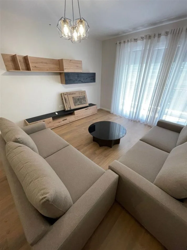 Tirane, jepet me qera apartament 2+1+Ballkon Kati 5, 95 m² 650 € (Trio Towers)