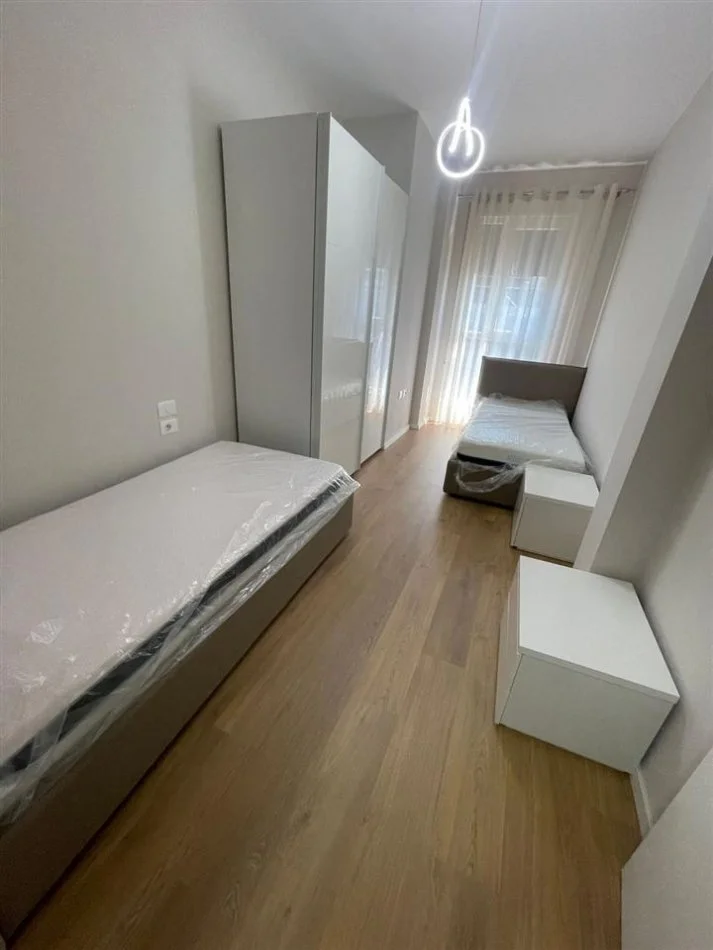 Tirane, jepet me qera apartament 2+1+Ballkon Kati 8, 95 m² 650 € (Trio Towers)