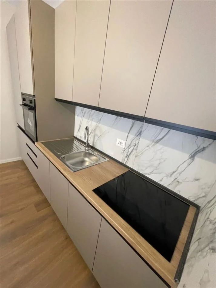 Tirane, jepet me qera apartament 2+1+Ballkon Kati 8, 95 m² 650 € (Trio Towers)