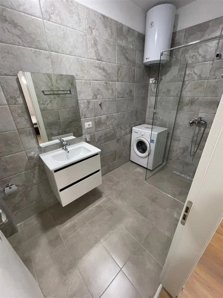 Tirane, jepet me qera apartament 2+1+Ballkon Kati 8, 95 m² 650 € (Trio Towers)