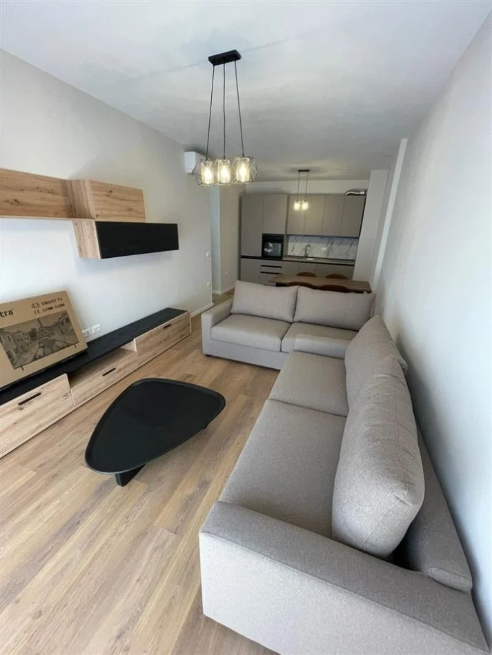 Tirane, jepet me qera apartament 2+1+Ballkon Kati 8, 95 m² 650 € (Trio Towers)