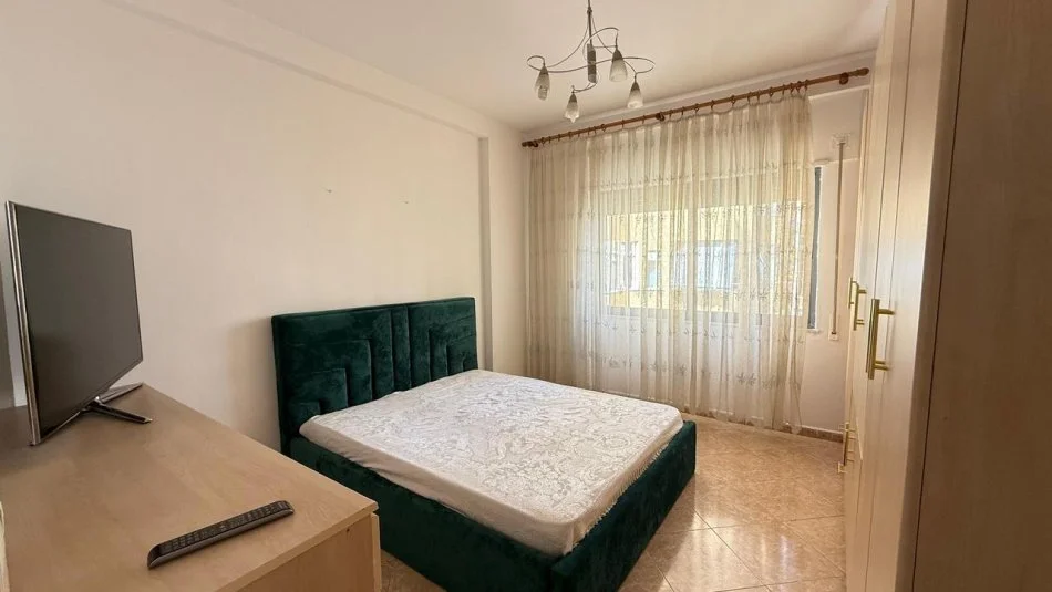 Tirane, jepet me qera apartament 2+1+Ballkon Kati 4, 95 m² 750 € (Komuna e parisit)