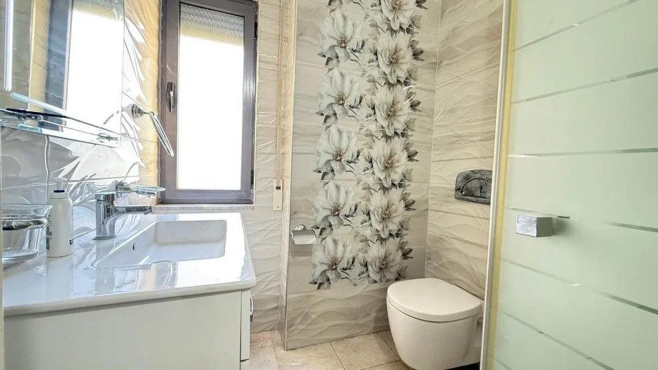 Tirane, jepet me qera apartament 2+1+Ballkon Kati 4, 95 m² 750 € (Komuna e parisit)