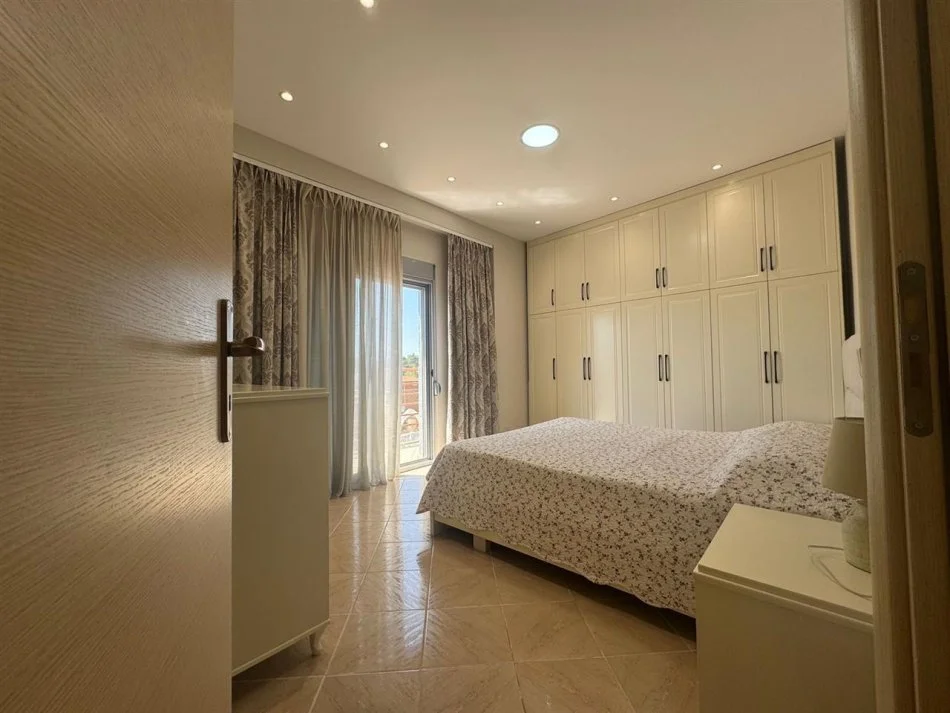 Tirane, jepet me qera apartament 2+1+Ballkon Kati 5, 110 m² 650 € (Shkolla e Bashkuar)