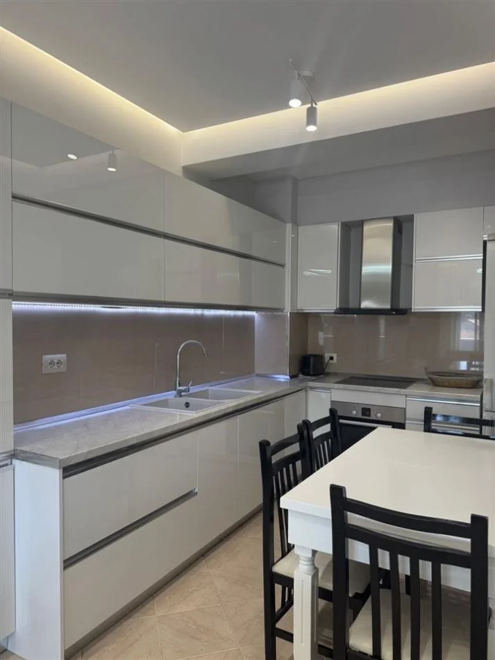 Tirane, jepet me qera apartament 2+1+Ballkon Kati 5, 110 m² 650 € (Shkolla e Bashkuar)