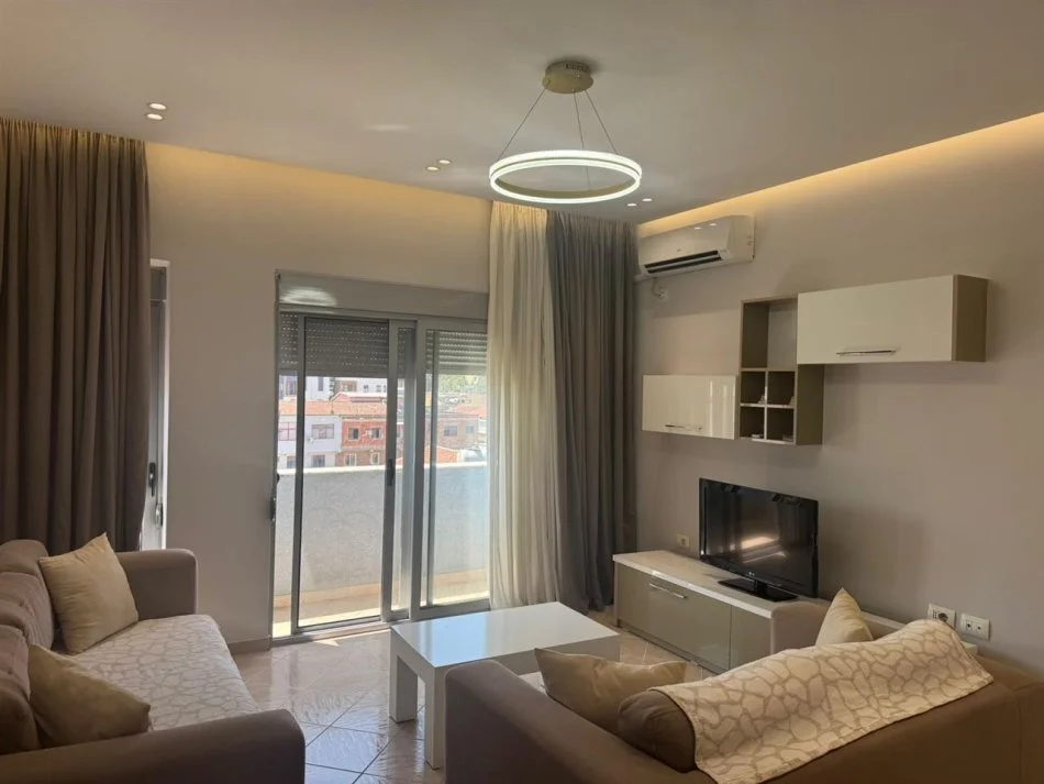 Tirane, jepet me qera apartament 2+1+Ballkon Kati 5, 110 m² 650 € (Shkolla e Bashkuar)