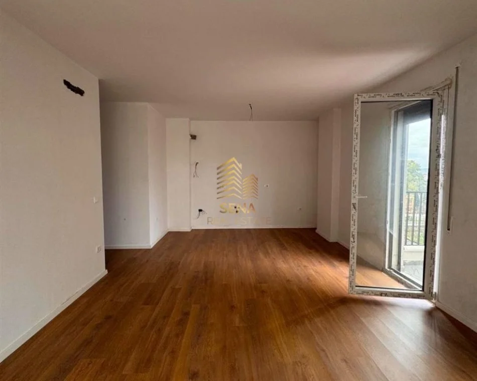 Tirane, jepet me qera ambjent biznesi Kati 6, 100 m² 600 € (Rruga Don Bosko)