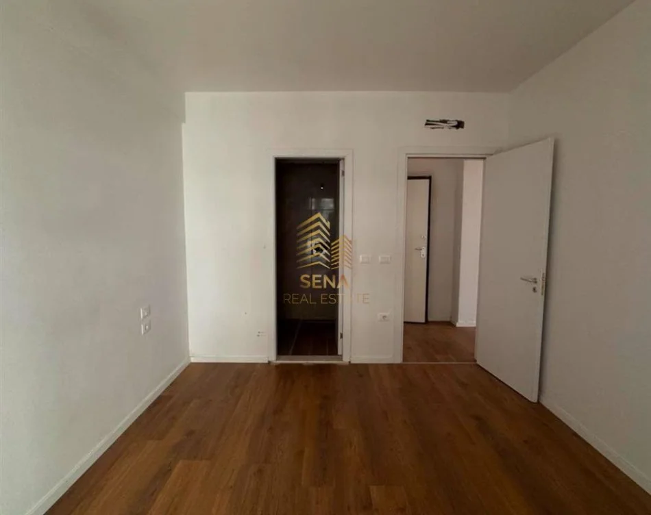 Tirane, jepet me qera ambjent biznesi Kati 6, 100 m² 600 € (Rruga Don Bosko)