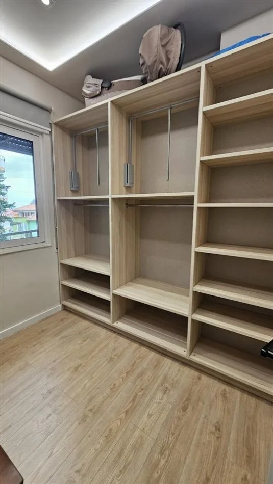 Tirane, jepet me qera apartament 3+1+Ballkon Kati 3, 118 m² 1.200 € (Liqeni i Thate)