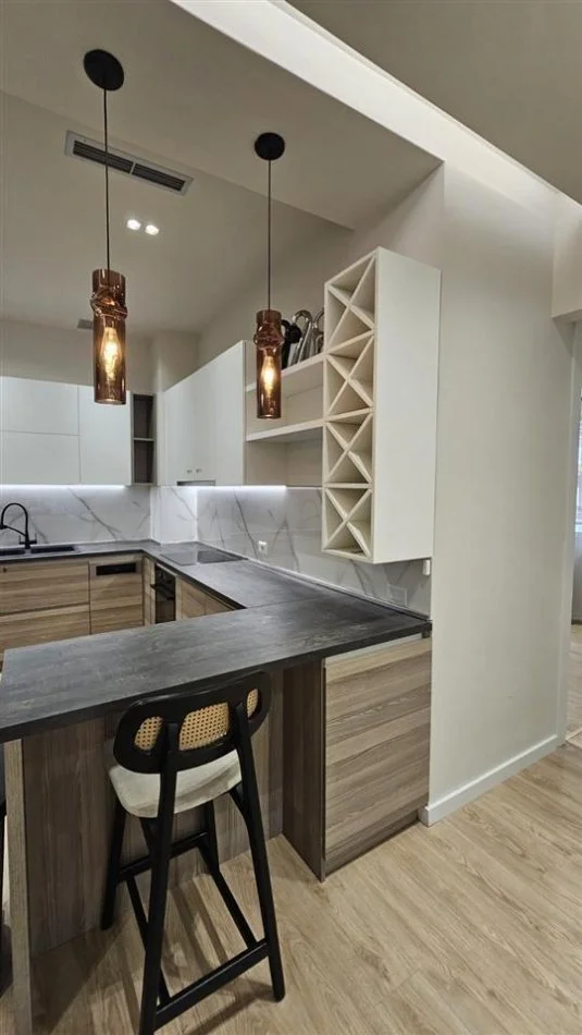 Tirane, jepet me qera apartament 3+1+Ballkon Kati 3, 118 m² 1.200 € (Liqeni i Thate)