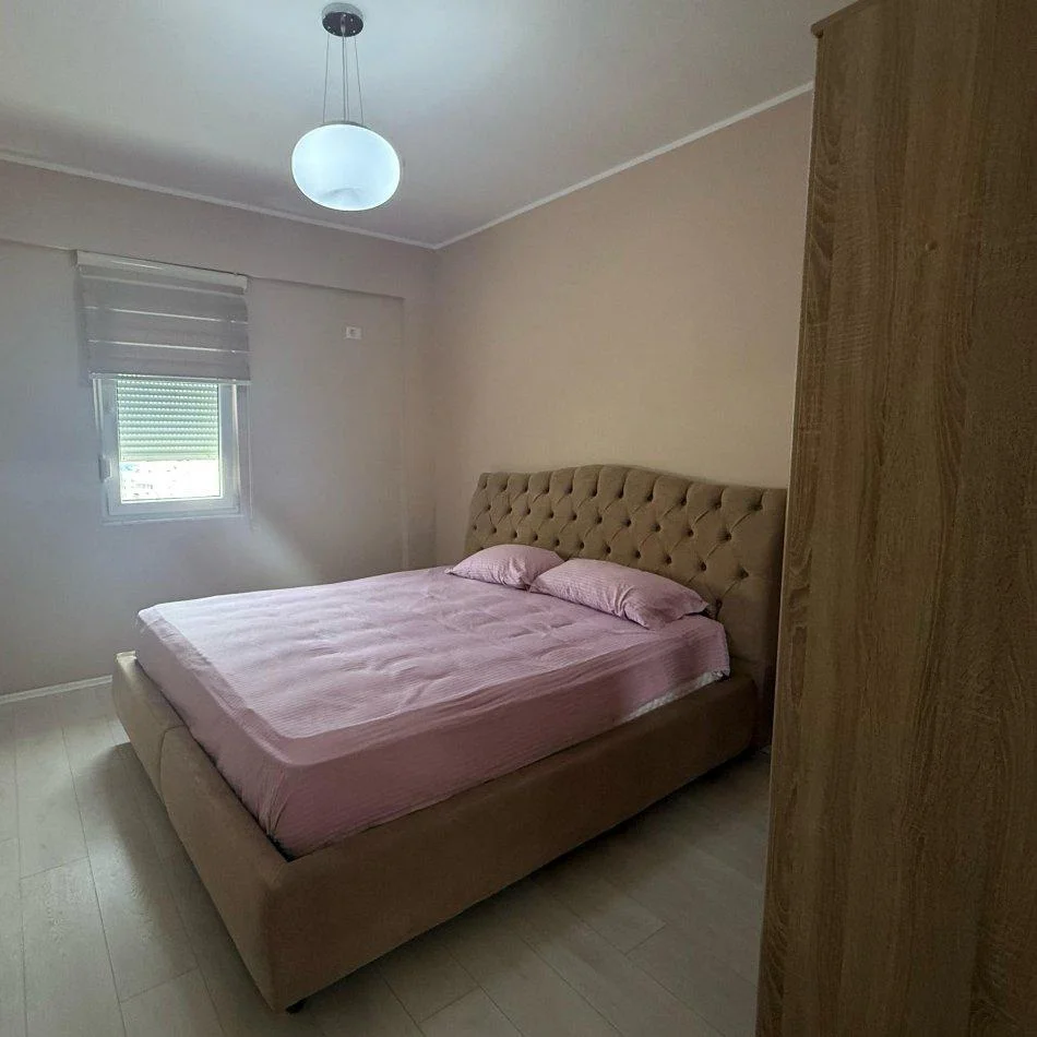 Tirane, jepet me qera apartament 3+1 Kati 4, 189 m² 1.300 € (KOMPLEKSI FZ)