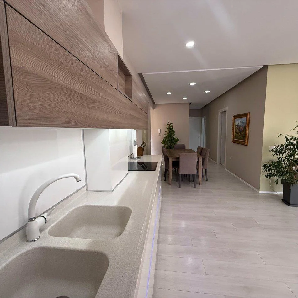 Tirane, jepet me qera apartament 3+1 Kati 4, 189 m² 1.300 € (KOMPLEKSI FZ)