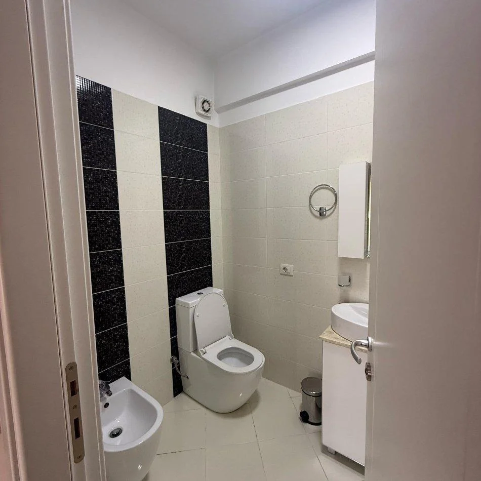 Tirane, jepet me qera apartament 3+1 Kati 4, 189 m² 1.300 € (KOMPLEKSI FZ)