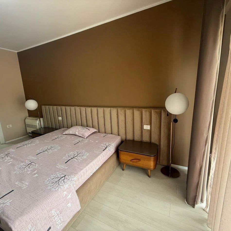 Tirane, jepet me qera apartament 3+1 Kati 4, 189 m² 1.300 € (KOMPLEKSI FZ)