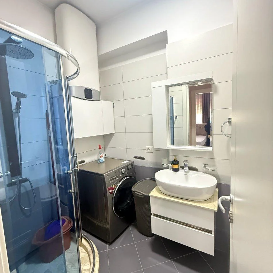 Tirane, jepet me qera apartament 3+1 Kati 4, 189 m² 1.300 € (KOMPLEKSI FZ)