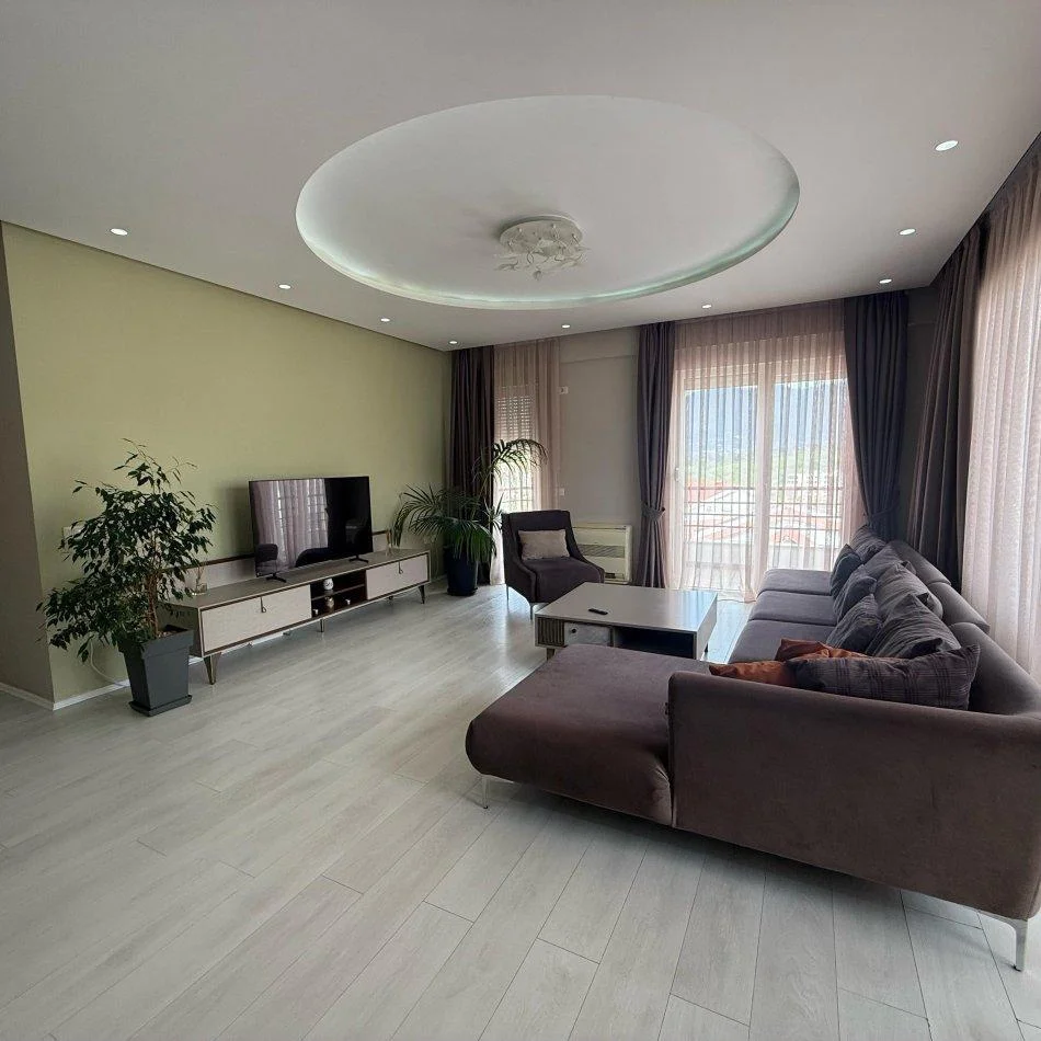 Tirane, jepet me qera apartament 3+1 Kati 4, 189 m² 1.300 € (KOMPLEKSI FZ)