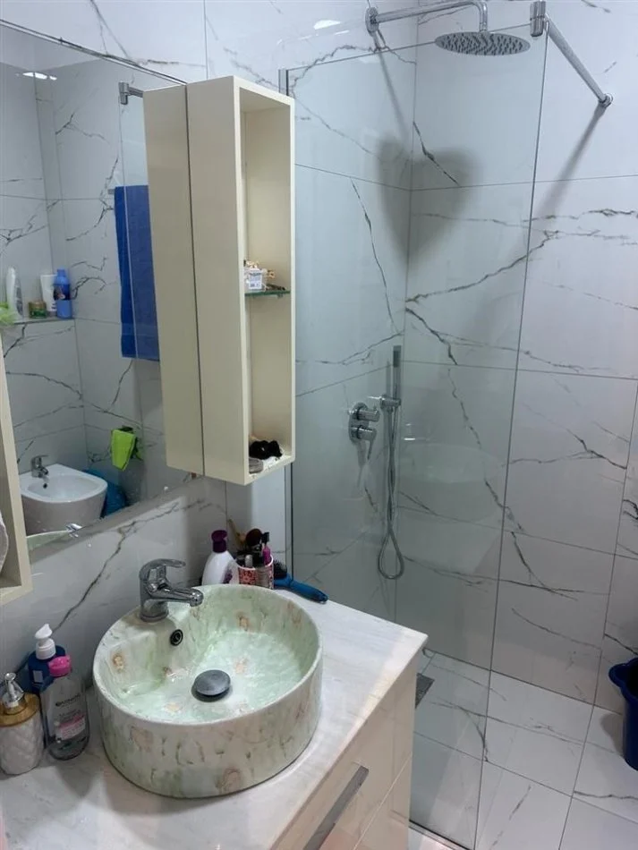 Tirane, jepet me qera apartament 1+1+Ballkon Kati 3, 65 m² 500 € (Rruga Bill Klinton)