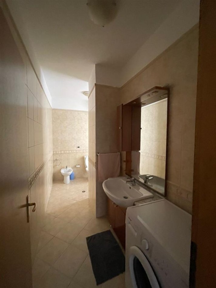 Tirane, jepet me qera apartament 2+1 Kati 8, 146 m² 800 € (Bllok)