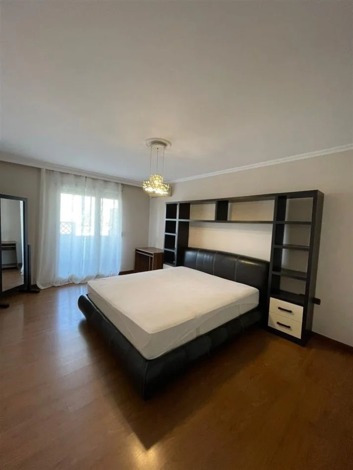 Tirane, jepet me qera apartament 3+1+Aneks+Ballkon Kati 6, 140 m² 1.000 € (Ish Ekspozita)