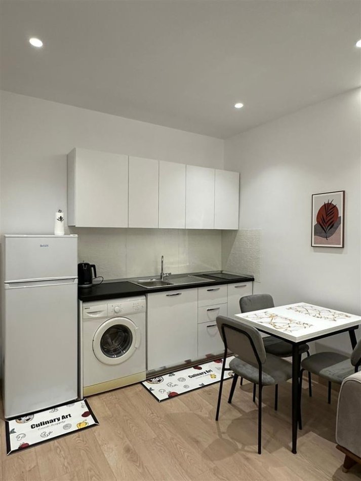 Tirane, jepet me qera apartament 1+1+Ballkon Kati 2, 50 m² 800 € (Bllok)