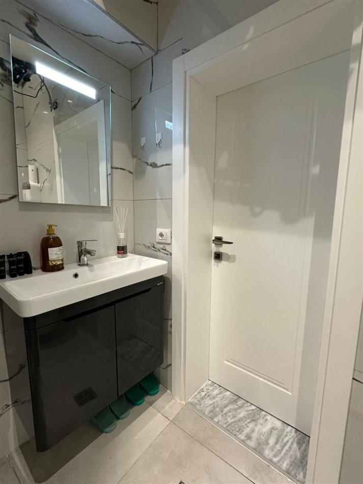 Tirane, jepet me qera apartament 1+1+Ballkon Kati 2, 50 m² 800 € (Bllok)