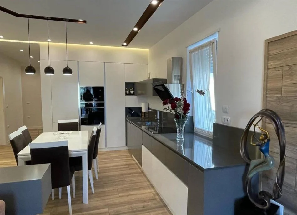 Tirane, jepet me qera apartament 3+1+Ballkon Kati 2, 140 m² 1.600 € (Kopshti Zoologjik)