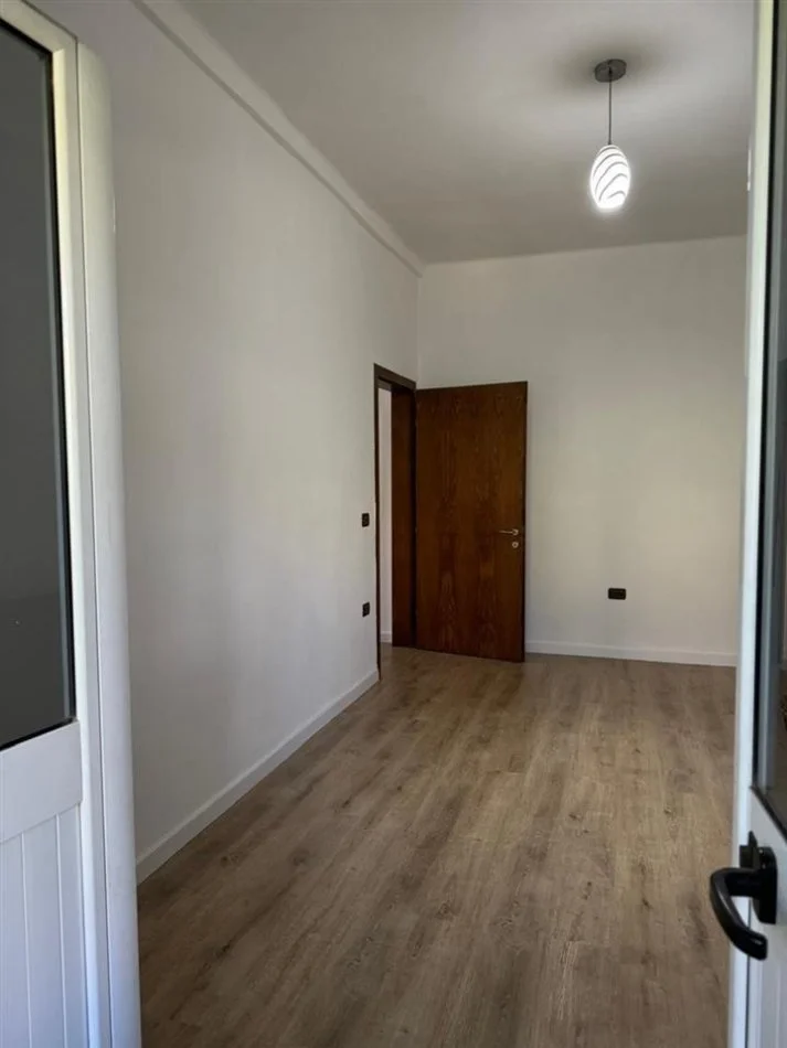 Tirane, jepet me qera zyre Kati 3, 77 m² 1.000 € (Shallvaret)