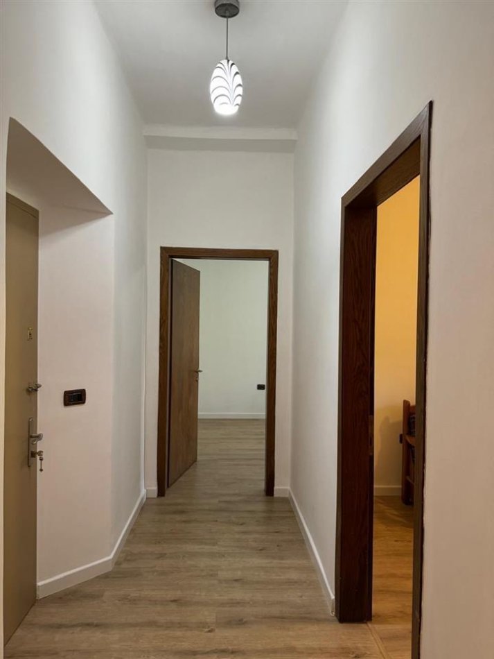 Tirane, jepet me qera zyre Kati 3, 77 m² 1.000 € (Shallvaret)