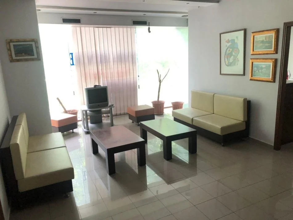 Tirane, jepet me qera ambjent biznesi , Kati 2, 110 m² 1,200 € (Stadium Dinamo)