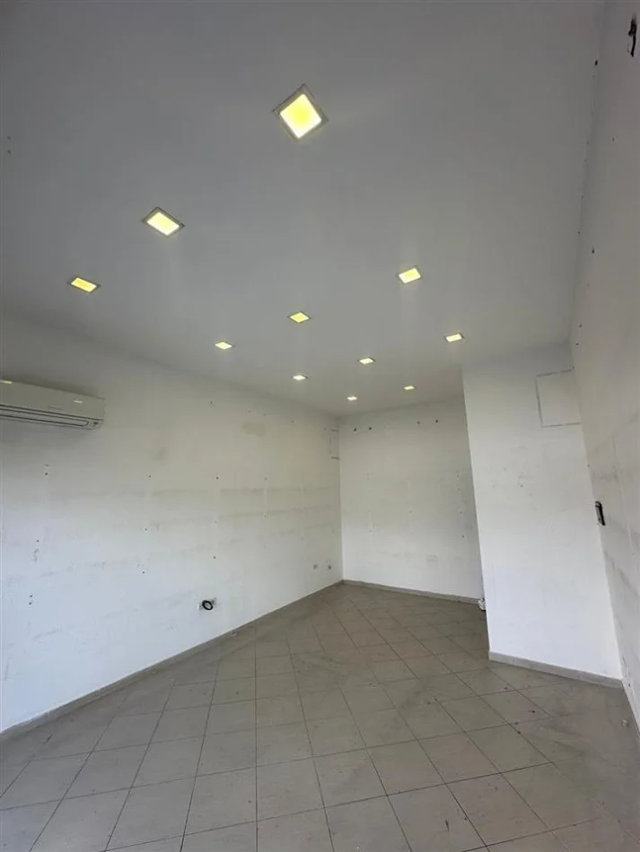 Tirane, jepet me qera ambjent biznesi Kati 0, 40 m² 600 € (Astir)