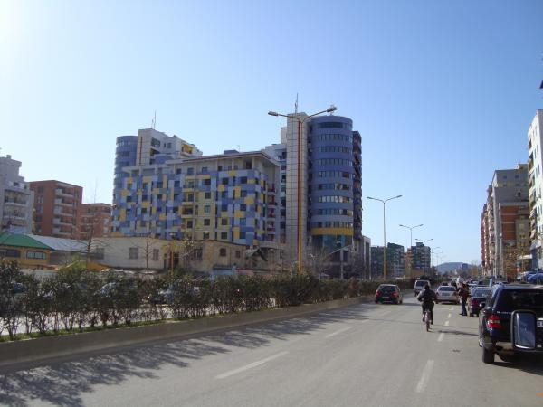 Tirane, jepet me qera dyqan Kati 0, 35 m² 400 € (Globe)