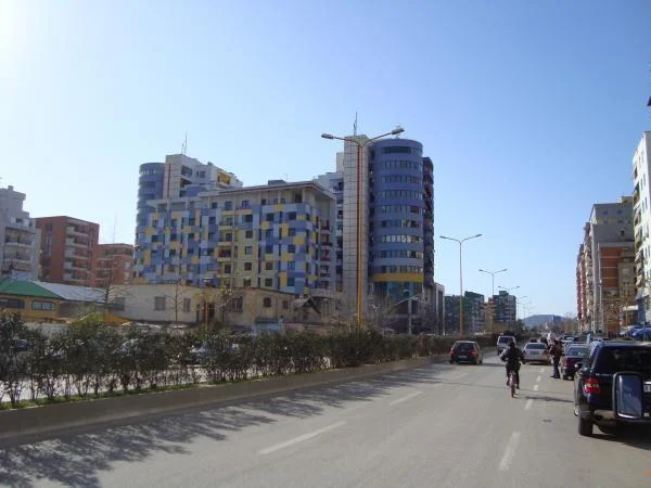 Tirane, jepet me qera dyqan Kati 0, 35 m² 400 € (Globe)