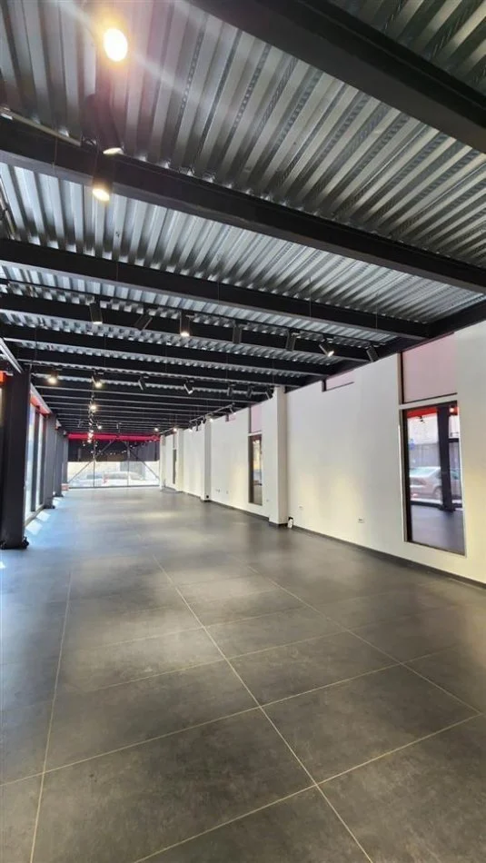 Tirane, jepet me qera ambjent biznesi Kati 0, 352 m² 5.000 € (21 Dhjetori)