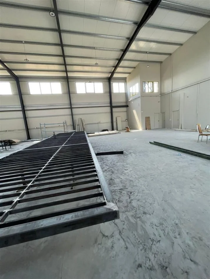 Tirane, jepet me qera magazine Kati 0, 1.300 m² 8.500 € (Valias)