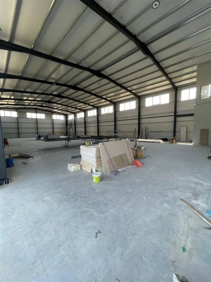 Tirane, jepet me qera magazine Kati 0, 1.300 m² 8.500 € (Valias)