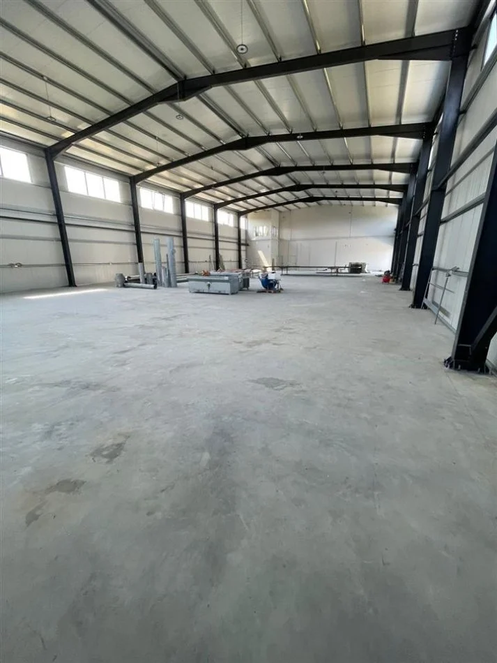 Tirane, jepet me qera magazine Kati 0, 1.300 m² 8.500 € (Valias)