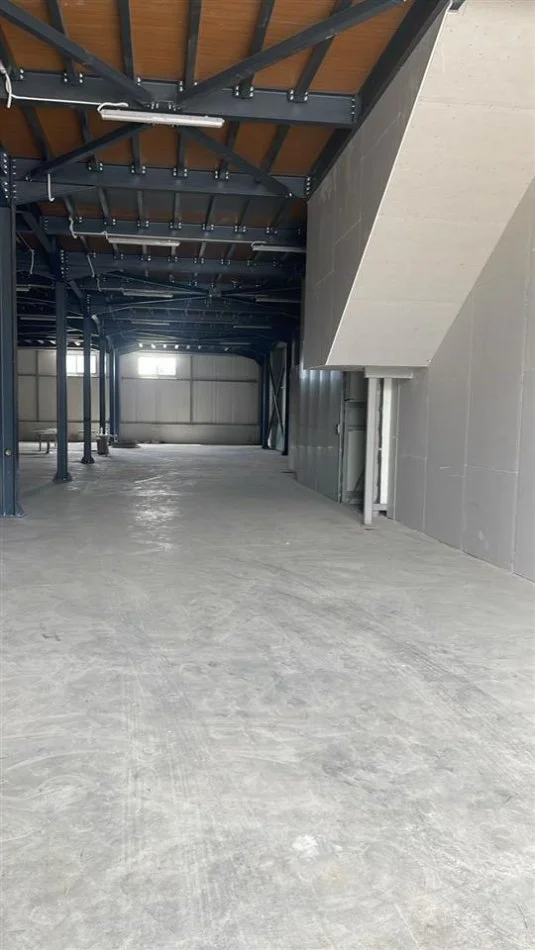 Tirane, jepet me qera ambjent biznesi Kati 0, 1.710 m² 4.500 € (Vore)