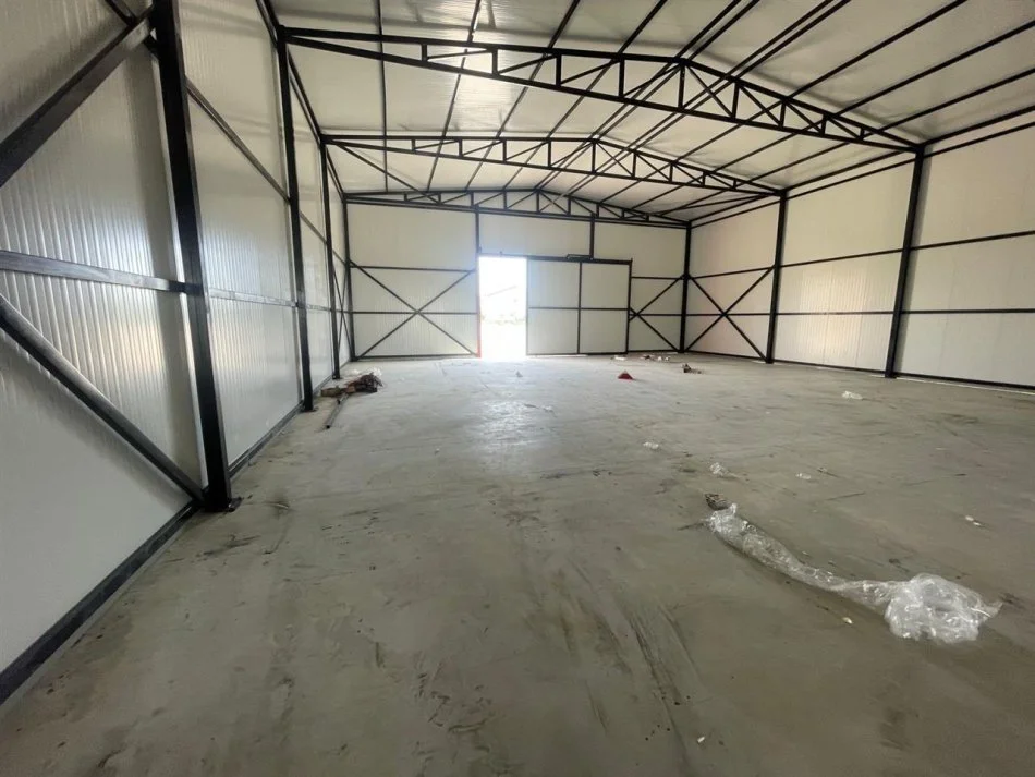 Tirane, jepet me qera magazine Kati 0, 555 m² 1.200 € (RINAS)