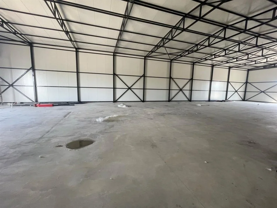 Tirane, jepet me qera magazine Kati 0, 555 m² 1.200 € (RINAS)