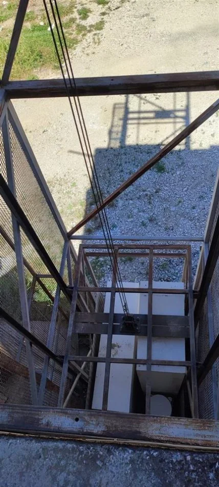 Tirane, jepet me qera ambjent biznesi Kati 2, 355 m² 700 € (Kashar)