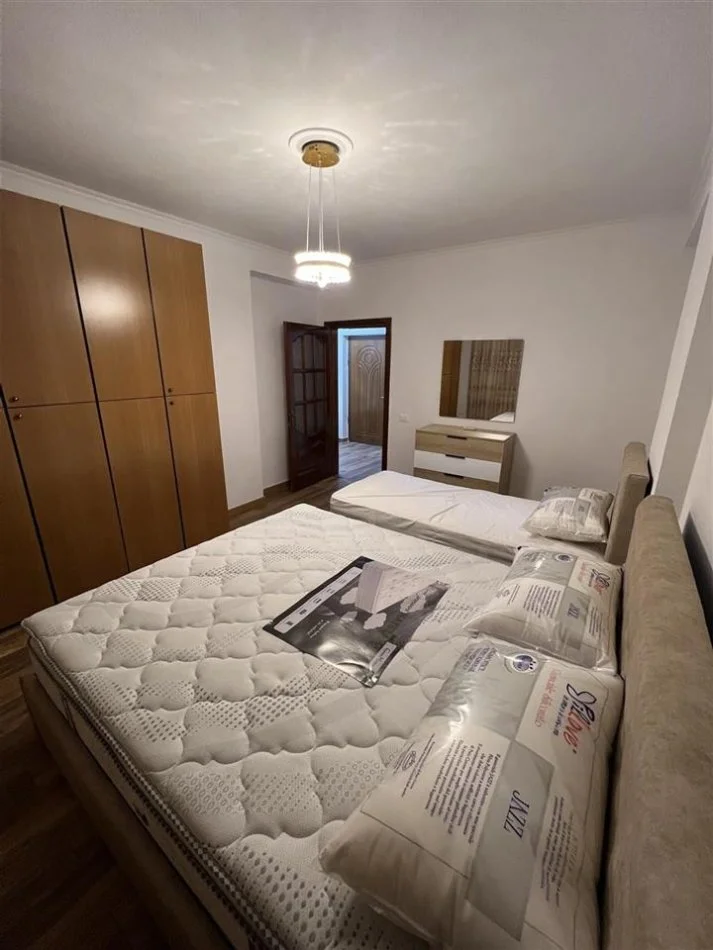 Tirane, jepet me qera apartament 1+1+Ballkon Kati 1, 65 m² 600 € (rruga Vllazen Huta)
