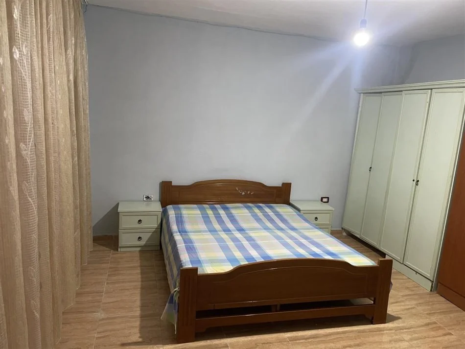 Tirane, jepet me qera shtepi 1+1+Ballkon Kati 1, 50 m² 320 € (rruga Besa)