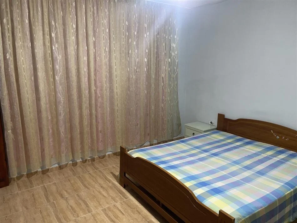 Tirane, jepet me qera shtepi 1+1+Ballkon Kati 1, 50 m² 320 € (rruga Besa)