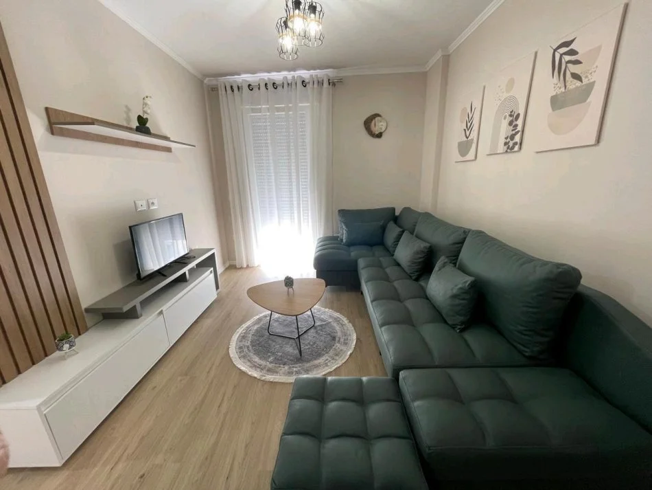 Tirane, jepet me qera apartament 1+1+Ballkon Kati 5, 70 m² 500 € (RRUGA XHANFIZE KEKO, XHAMLLIKU)