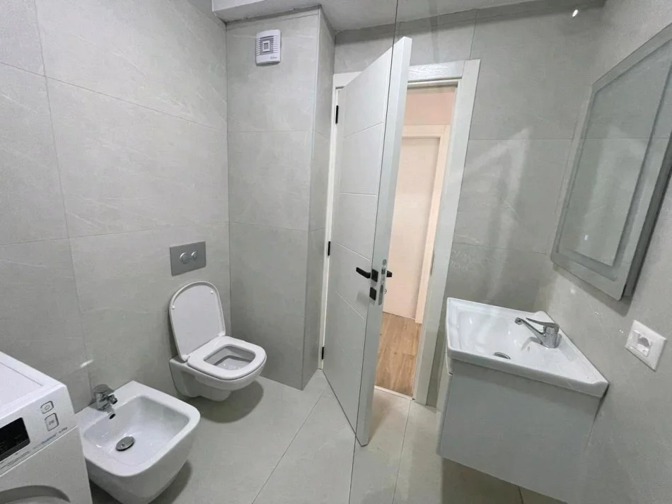 Tirane, jepet me qera apartament 1+1+Ballkon Kati 5, 70 m² 500 € (RRUGA XHANFIZE KEKO, XHAMLLIKU)